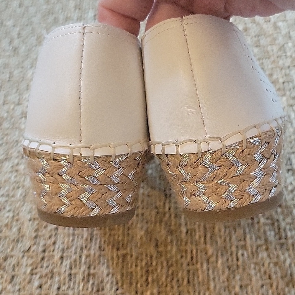 BELA VITA white slip-on platform espidrilles w/die cut triangles.  Size is 7.5 W - Picture 4 of 10